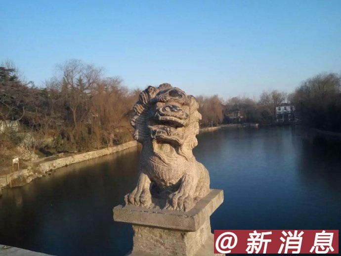 圭塘桥上石狮子,其背后洹河老河道